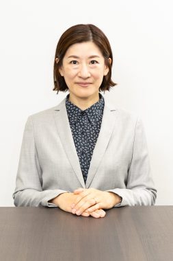 牛島あい 座姿 正面