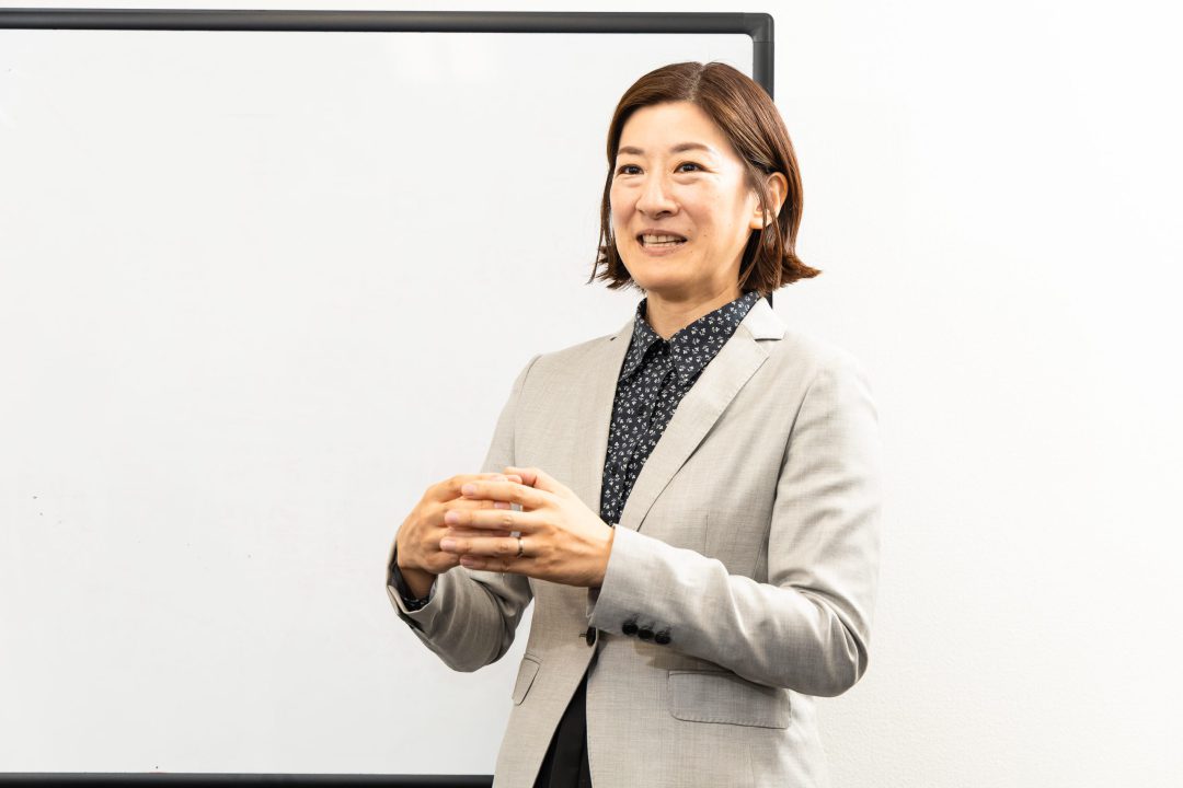 牛島あい ホワイトボード前 左前